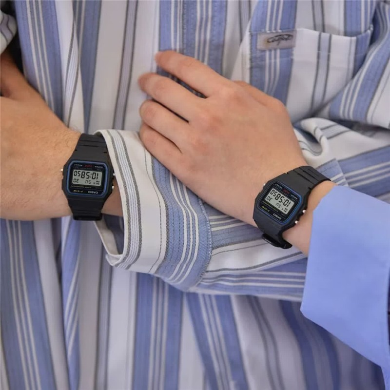 カシオ F-91W-1 ファッションレトロスモールスクエア腕 - Watch Display Pillow のレビューと価格